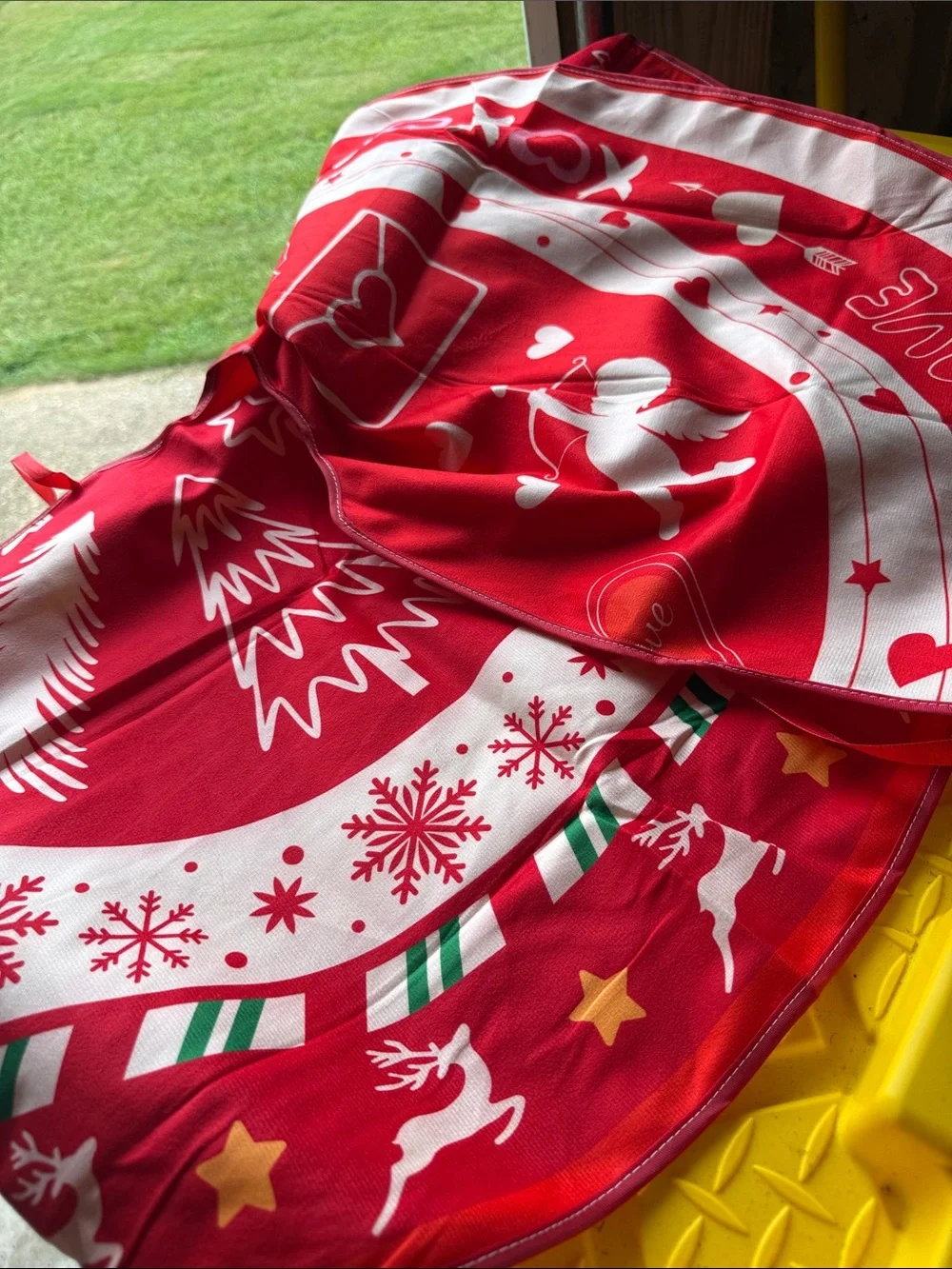 Reversible holiday tree skirt